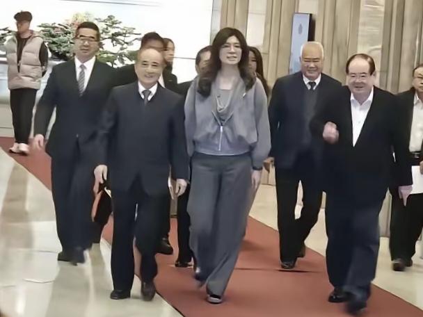 现在还有人唱衰郑丽文，说郑丽文也是个短命的国民党党主席，有可能会成为第二个洪秀柱