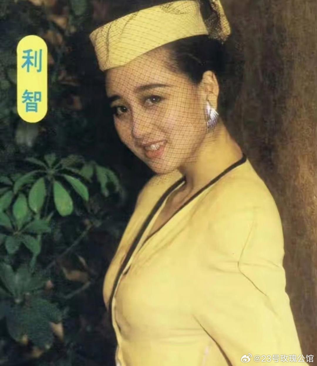 看了利智和翁虹的旧合照，才懂李连杰当年为何一眼心动颜值真的太绝了。