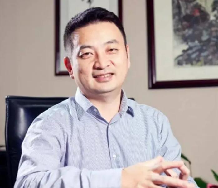 为提振生育意愿，人口学者梁建章曾提出一项颇具争议的方案：一孩家庭每月发放100