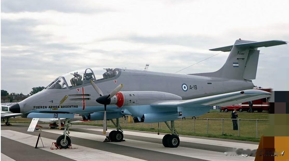 马岛战争爆发的时候布宜诺艾利斯空军第3航空旅装备的是布宜诺艾利斯本国产品-“普卡