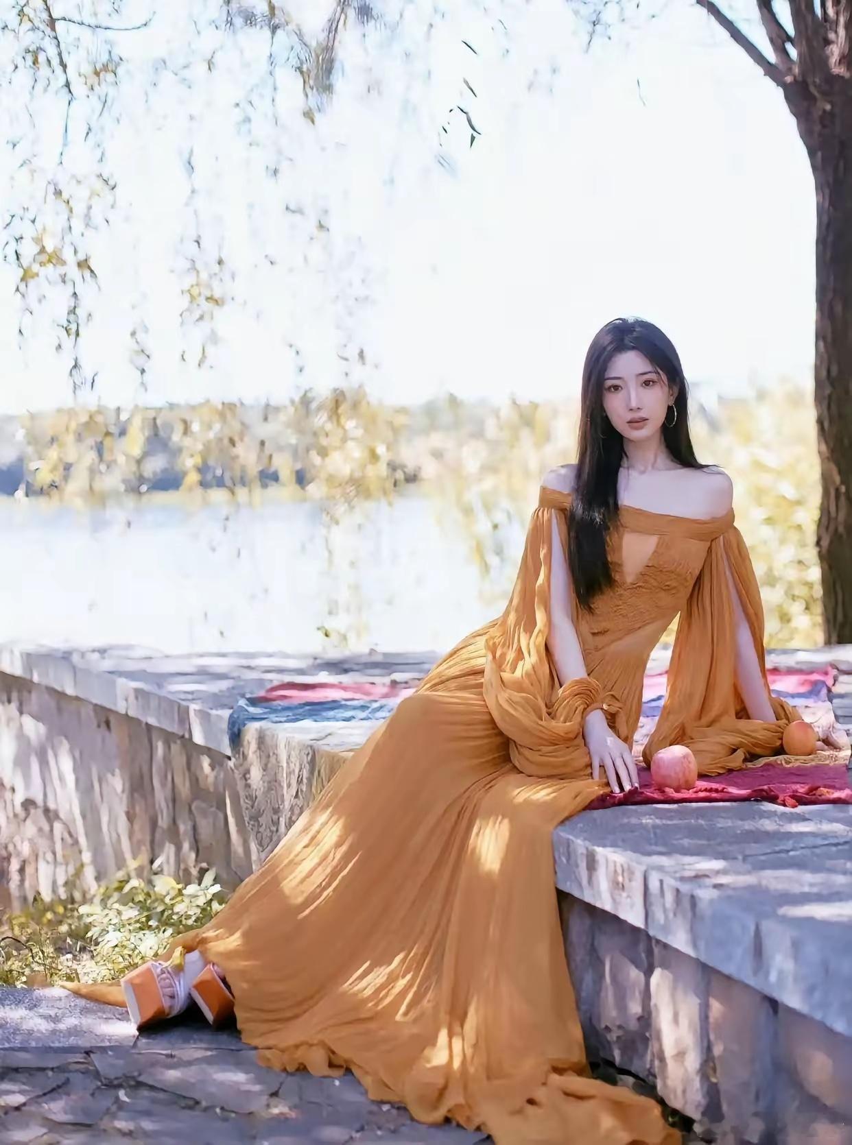 毛晓彤简直是油画里走出的精灵，灵气逼人，太惊艳了！美女毛晓彤