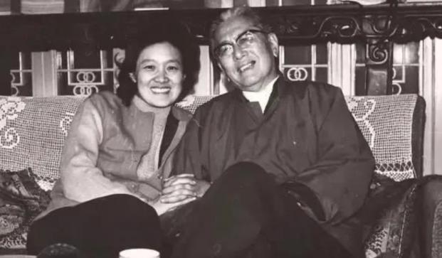 1973年，当乔冠华跟女儿坦诚说，自己要迎娶章含之的时候。女儿乔松都突然爆发了，