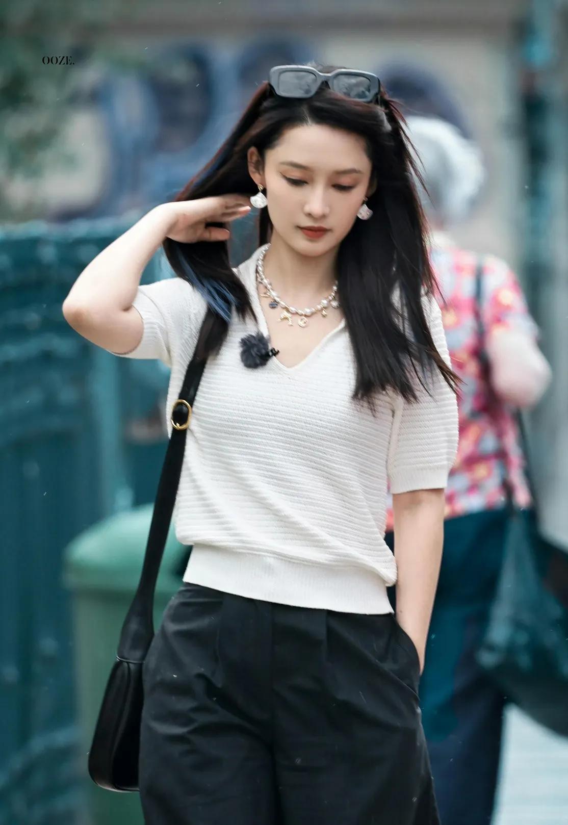 被李沁这套私服狠狠种草！米白Polo衫+黑色阔腿裤，不挑身材的万能搭配公式，温