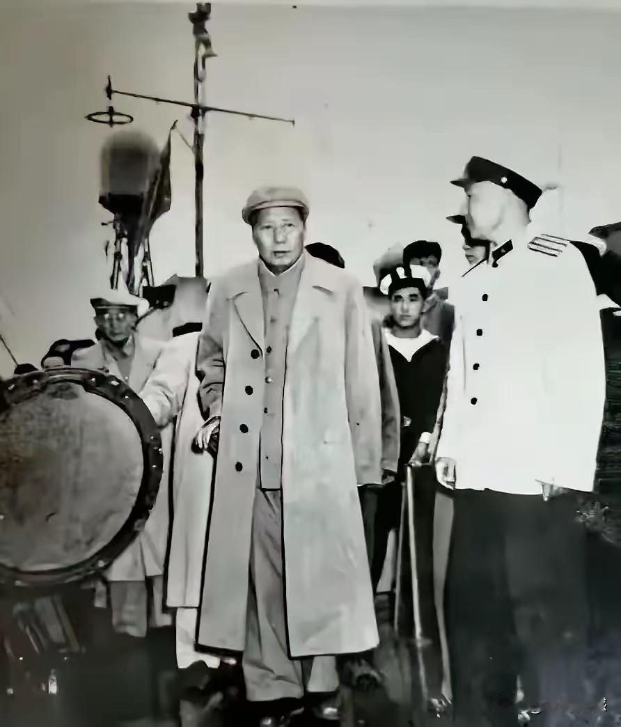 毛主席他老人家视察海军时，整个人的神情是庄重严肃的，老人家一生都关心国防事业发展