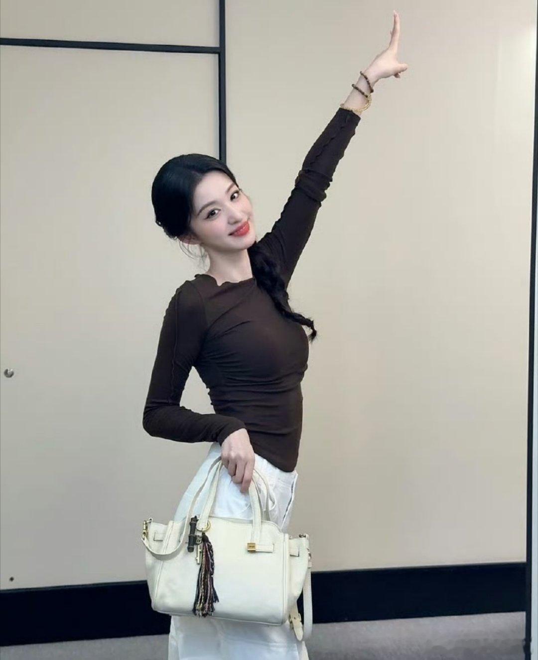 王楚然纤体瓶喝了一个月也没瘦楚然宝贝别挣扎了，你这身材还需要纤体瓶？[笑cry