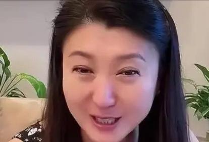 闫学晶解封了，但她还是开心不起来，不是因为观众不买账，而是因为她的账号只解封