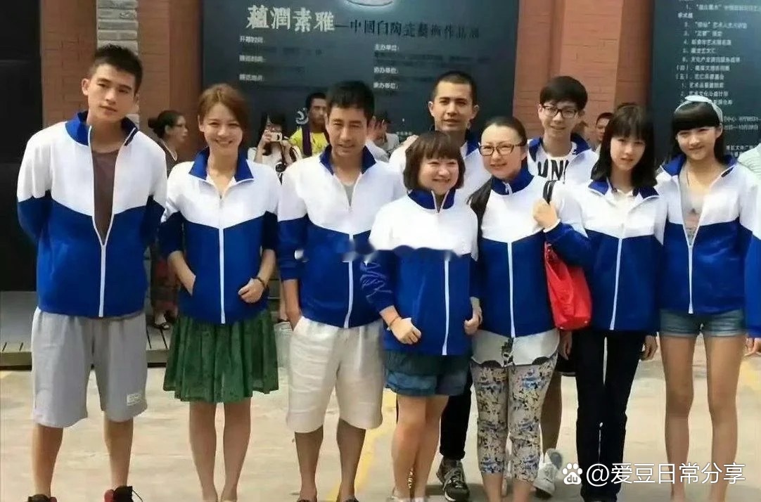 十年前的合照，应该是拍摄电影左耳的时候吧？定睛一看有欧豪马思纯胡夏陈都灵关晓彤，
