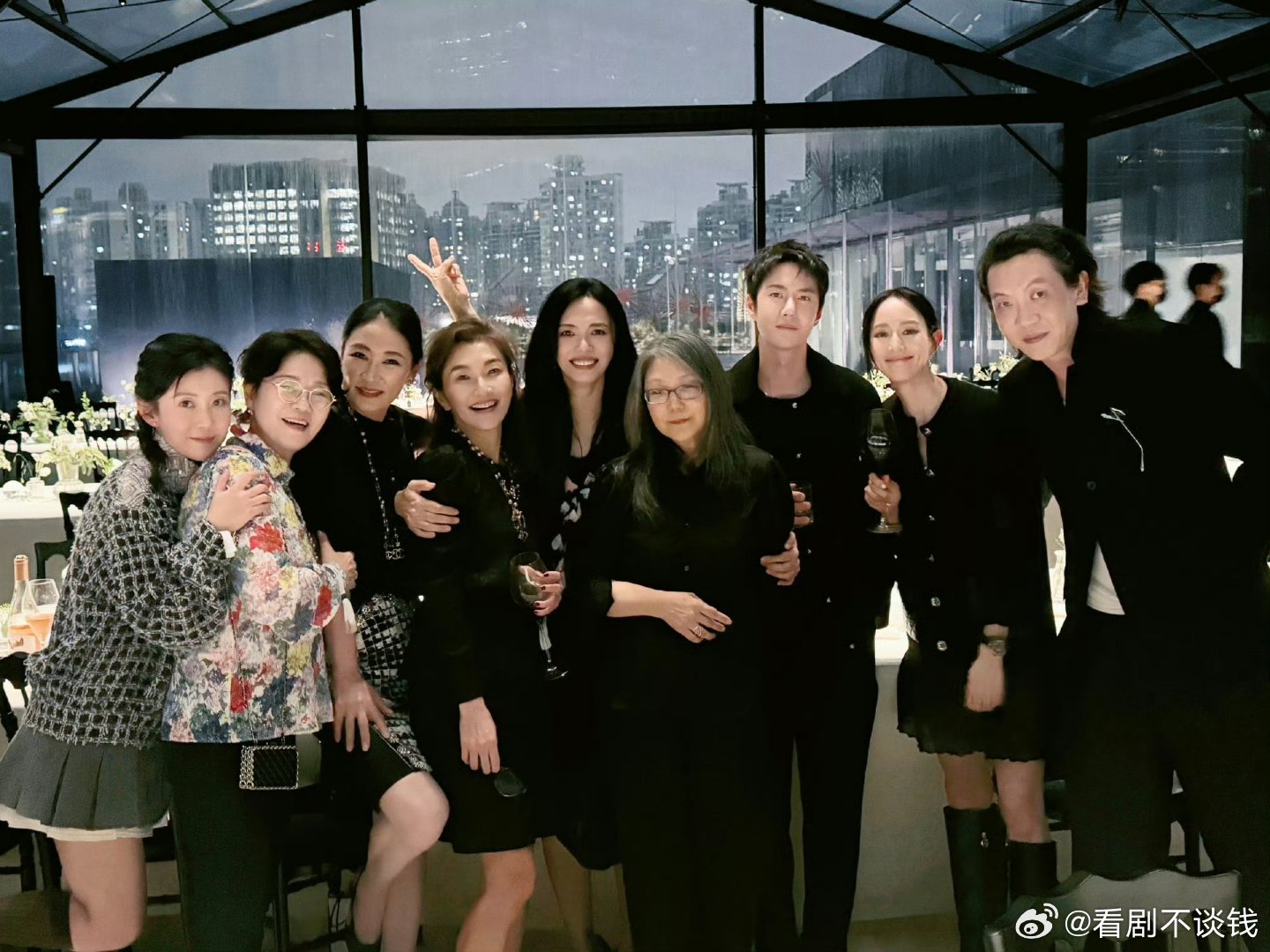 王一博是合影中最帅的哥哥实绩图也好牛啊好多奖杯​​​