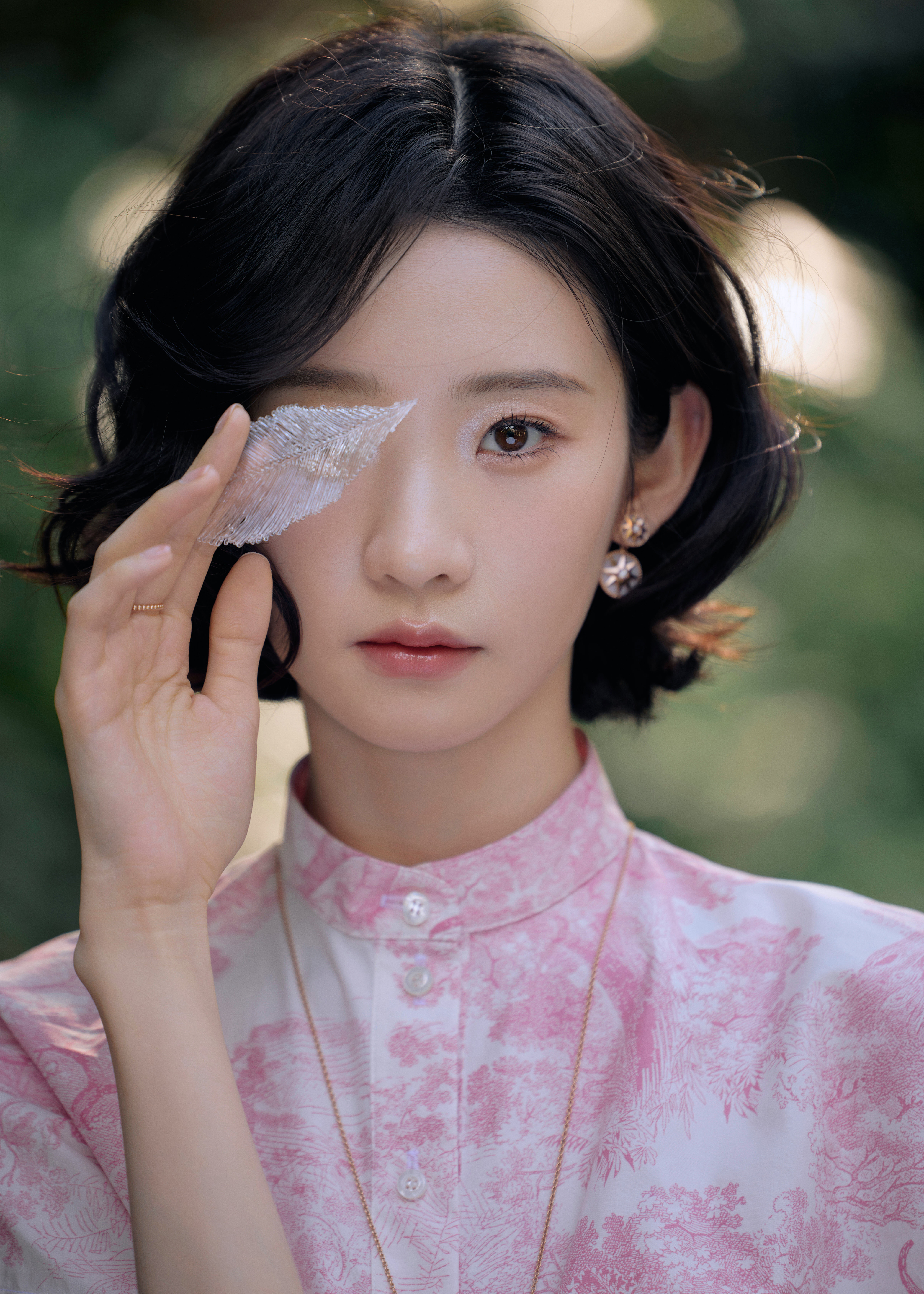 张艺凡花间少女短发真的好适合啊…干练里带着俏皮光影之下油画感max，好惊艳好美