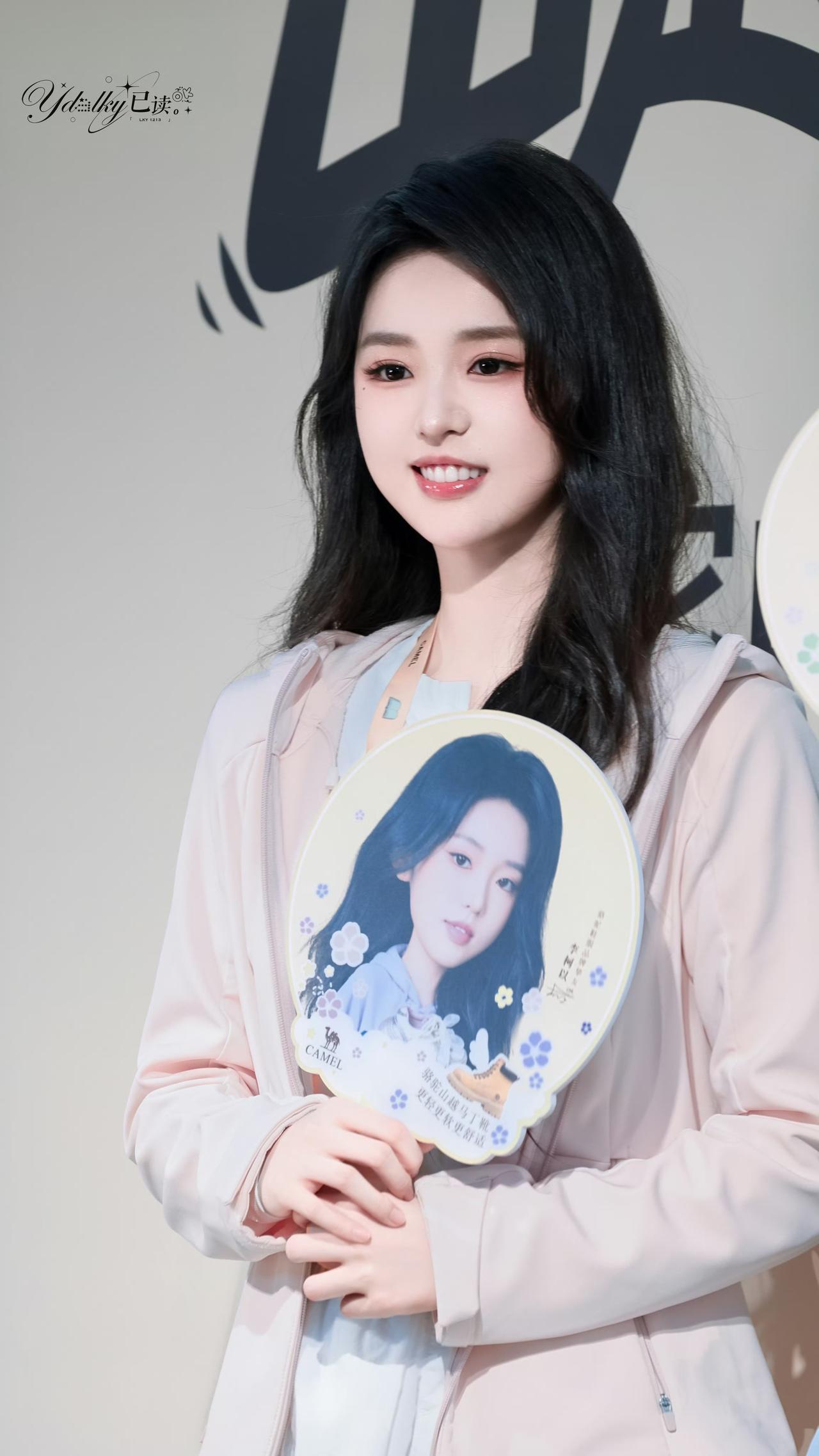 李柯以清透伪素颜妆容，软乎乎粉色外套元气满满