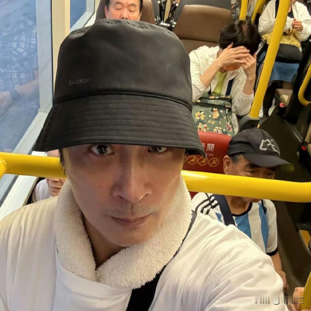 63岁吴镇宇刷老年卡被赶？司机瞅着像小伙，掏身份证后全场沉默了公交刷卡机“