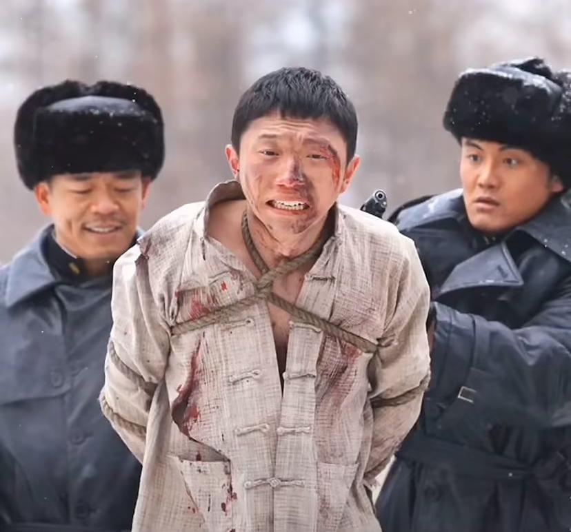 宋家腾算是熬出来了，现在也是主演了，看《归队》比《悬崖》穿的暖和多了，看得出来