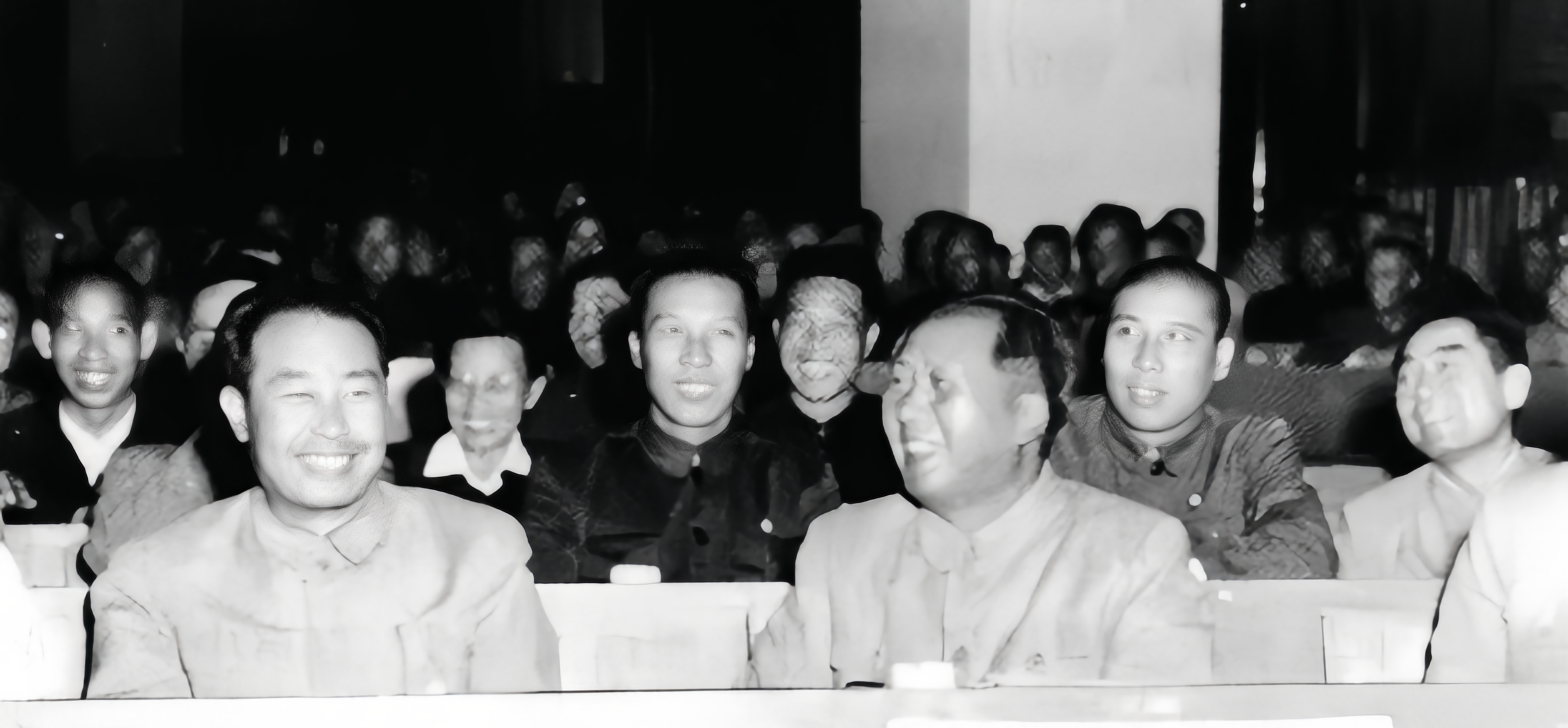1954年，全国人大一届会议上，毛主席和周总理谈笑风生，会场气氛十分热烈，坐在毛