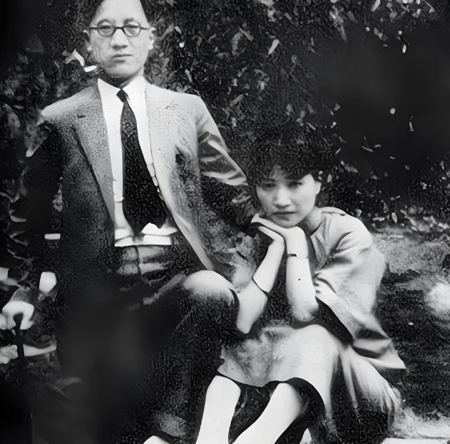 1931年，徐志摩想买条新裤子，竟发现家里一分钱都没有。他拎着破洞的裤子，对妻子