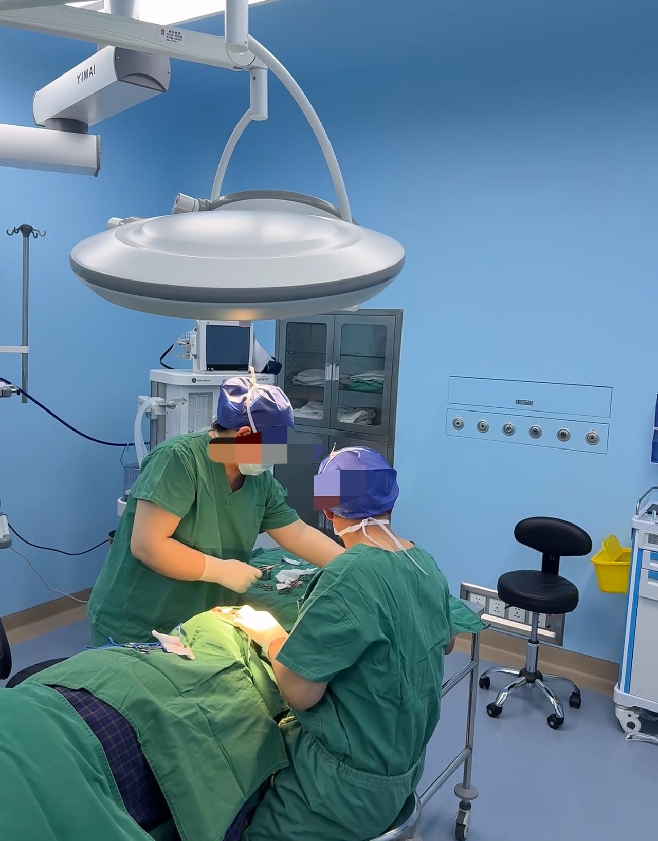 一位老医生说：“现在没人把科室主任当一回事了，核心就两个字，不值。有技术肯带新