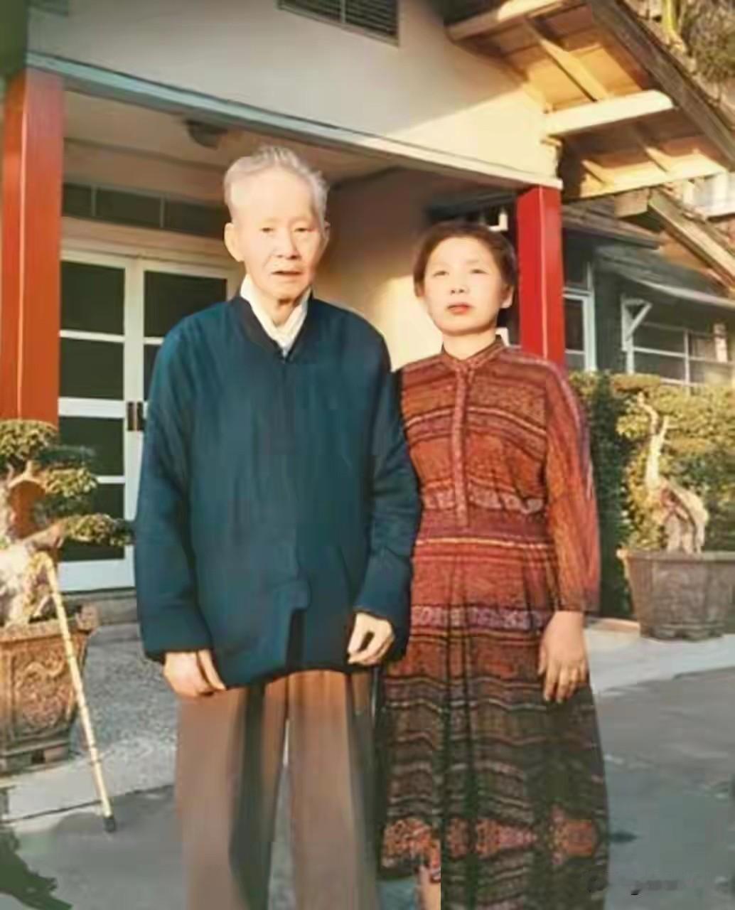 1990年，90岁的孙立人与妻子张晶英留下最后一张合影，两人深情对望，满是留恋。