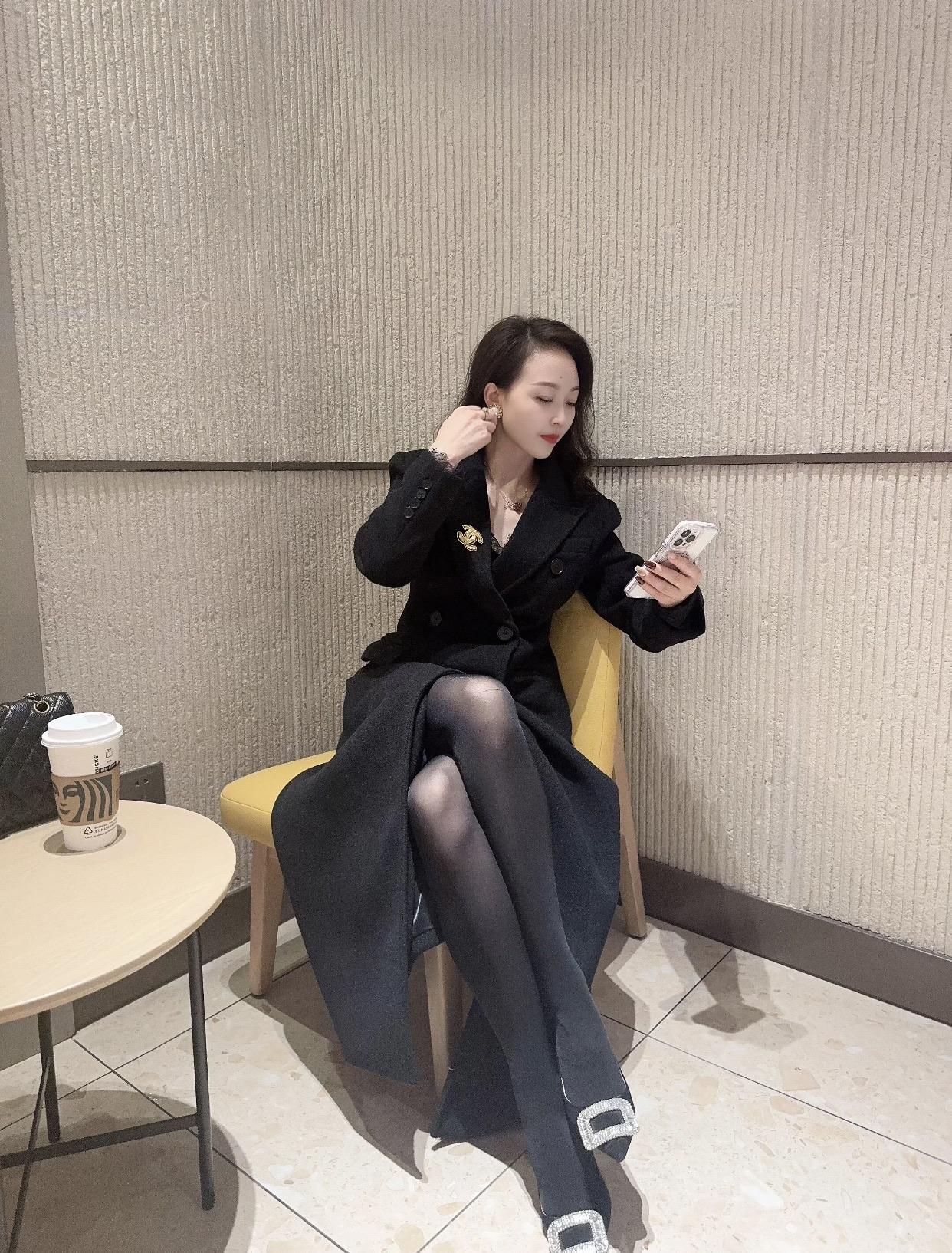 女人怎么样穿职业装才最耐看优雅黑衣女郎，咖啡时光的静谧享受。