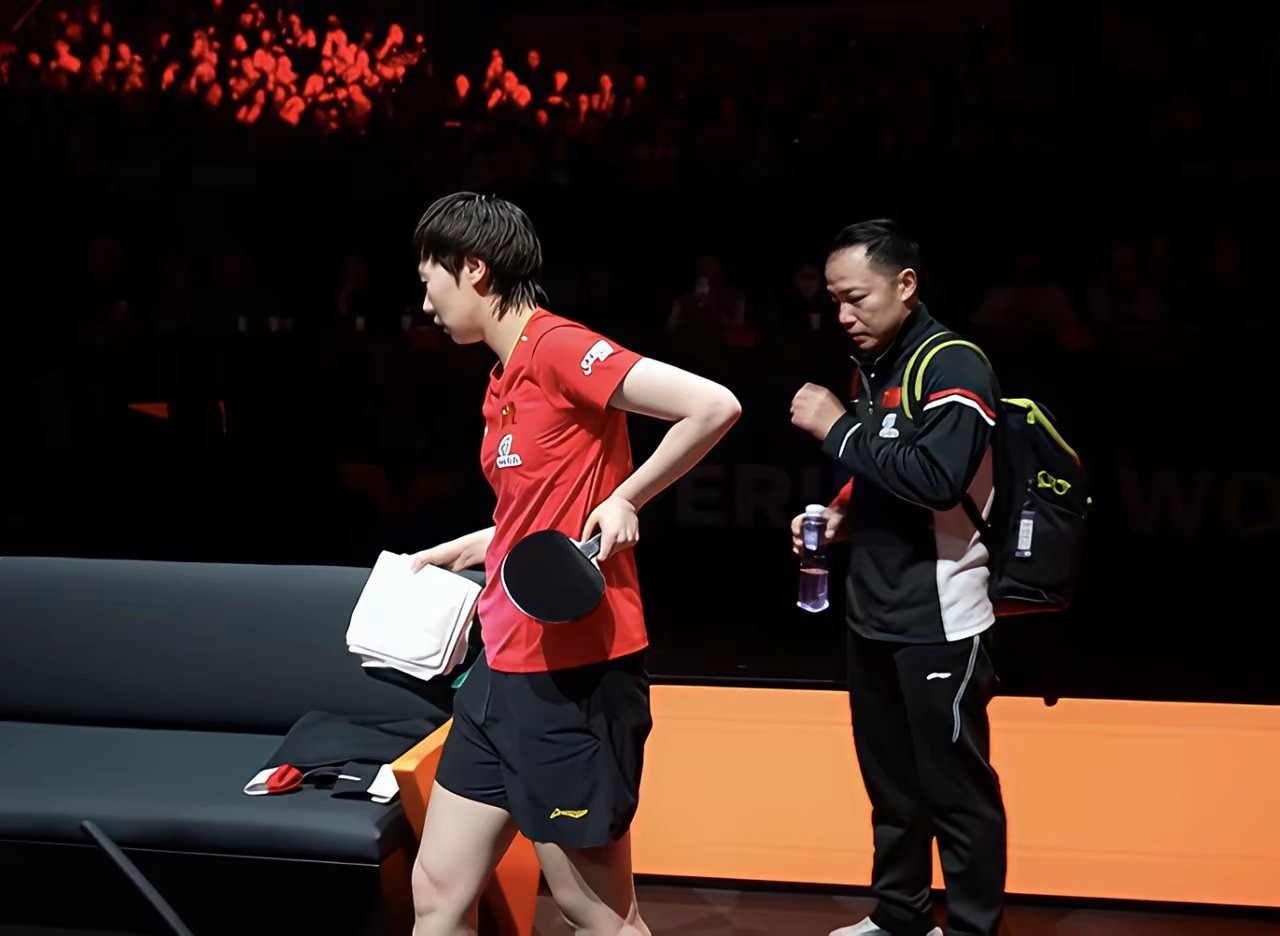 王曼昱比赛结束，回到场边坐下休息的时候，不知道细心看比赛的球迷有没有发现。用手捂