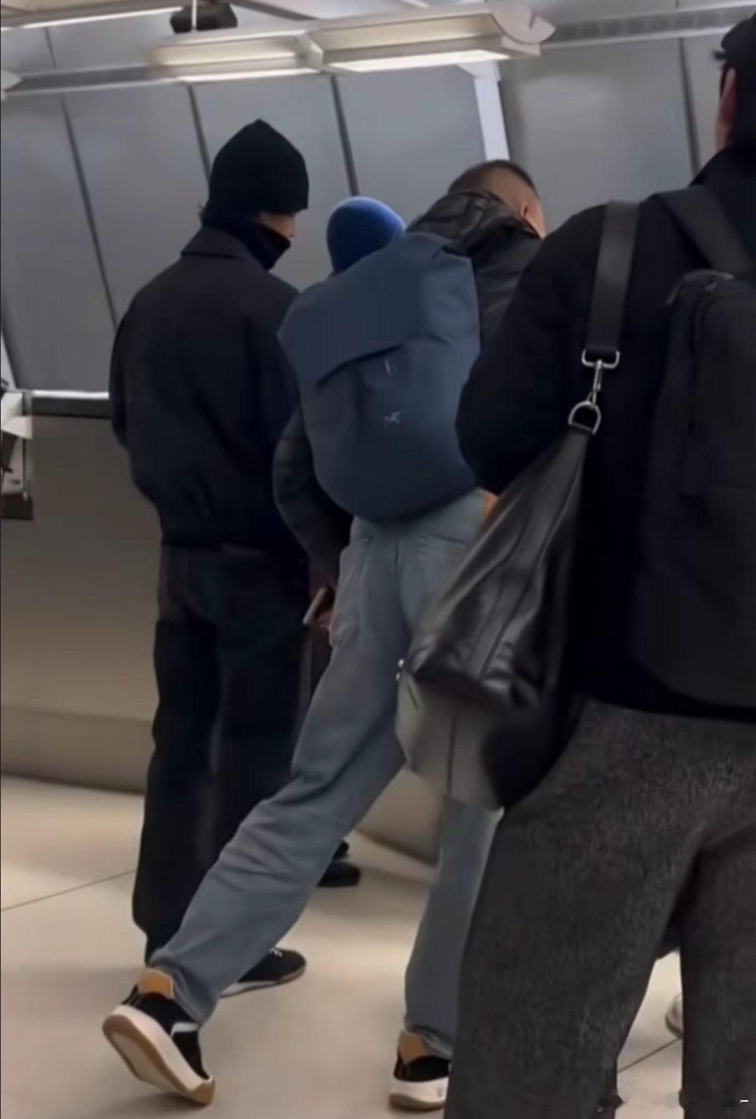 卧槽刷到两张王一博的机场图太神了完全潮男和其他人有壁