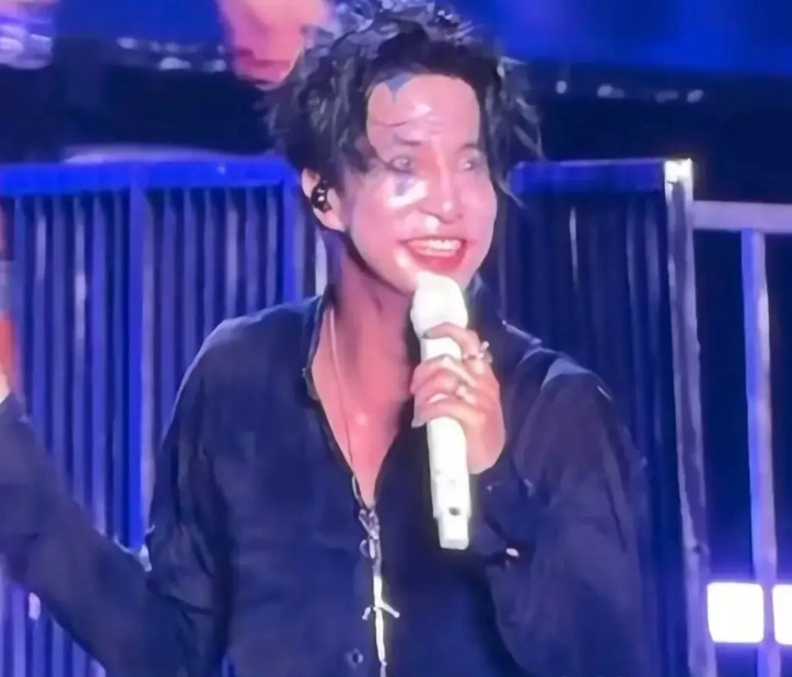 这个事必须说一说！广东的夏天真的是太难了！近日，薛之谦5月演唱会妆容都被汗水