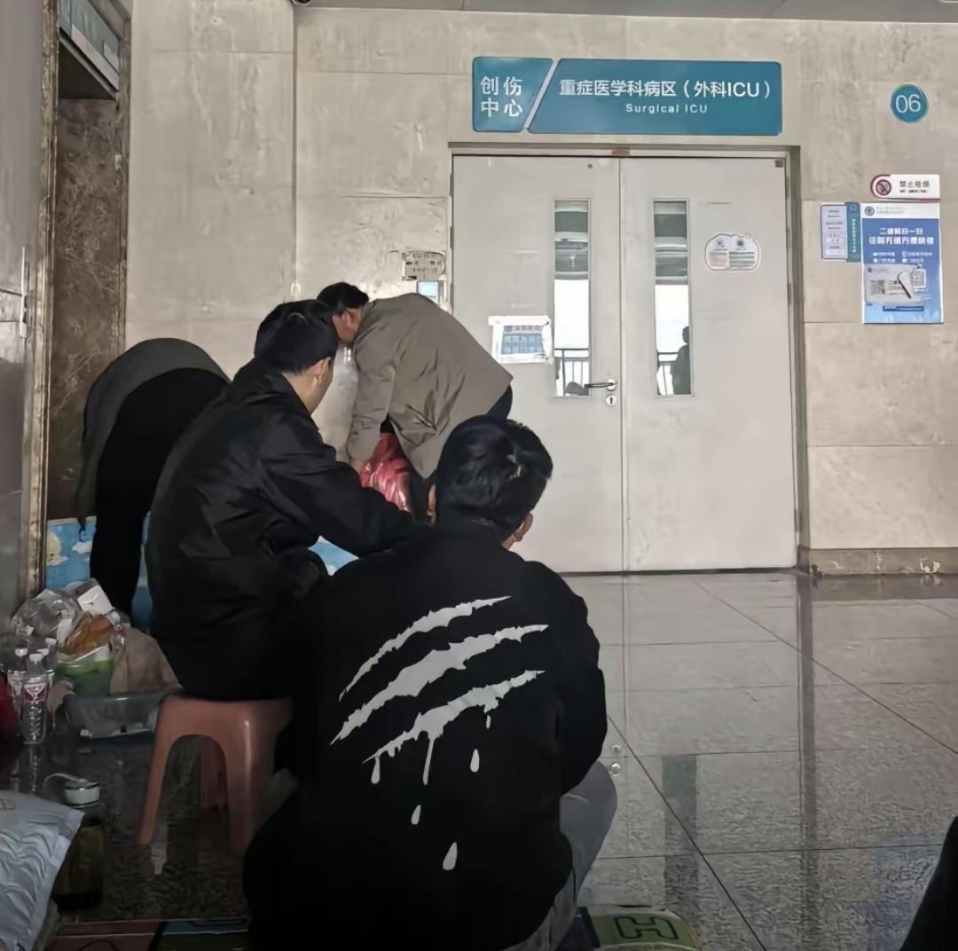 昨天发小走了，车祸。在医院走廊，七八个拿着欠条的人把他老婆围中间要钱，她直接瘫地