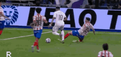 姆巴佩也是被维尼修斯上身了！该跳跳，该演演。就是这么任性，裁判你看着办吧！皇马