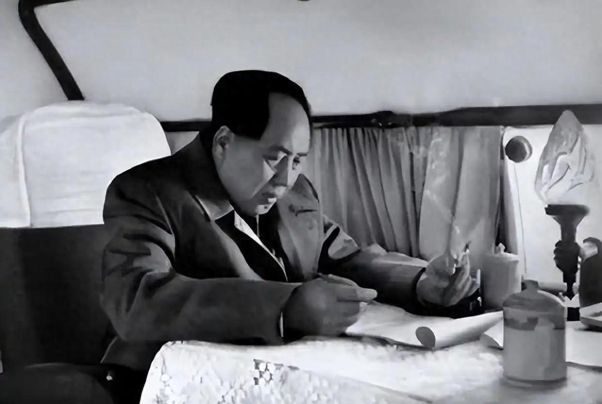 新中国成立初期毛主席专列在途中遭遇袭击，凶手真实身份让人意外，毛主席为何还亲自为