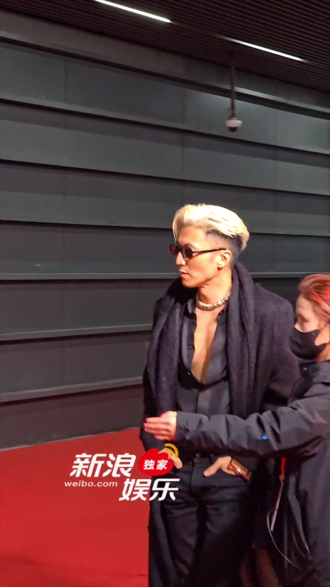 谢霆锋胸肌哦莫！谢霆锋你也太大方了！连吴京都忍不住多看两眼哈哈哈哈期待《镖人》