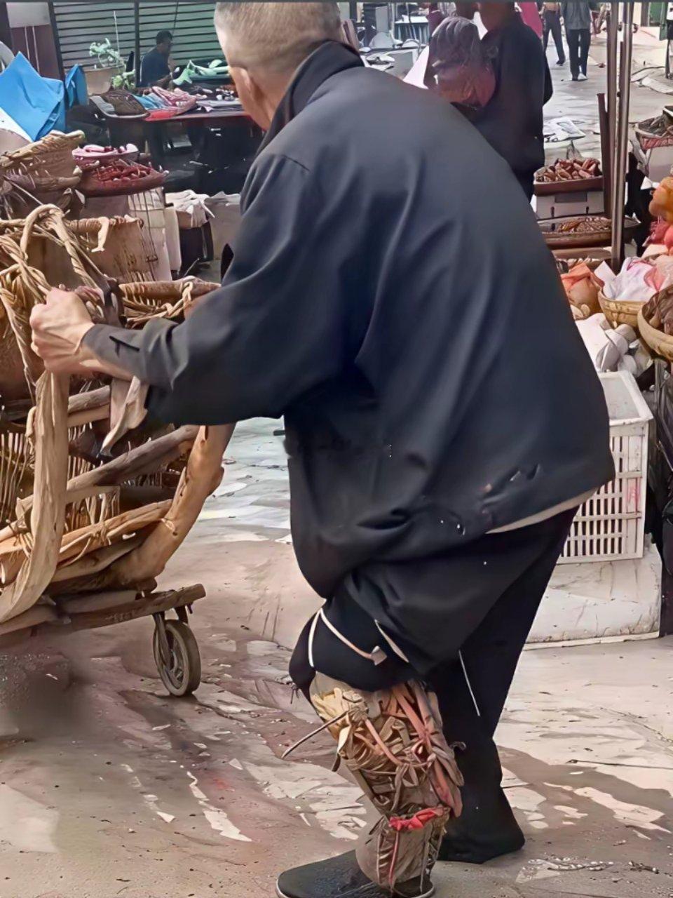 没钱装假肢，老人用稻草木头自制，每天靠摆摊维生​​​