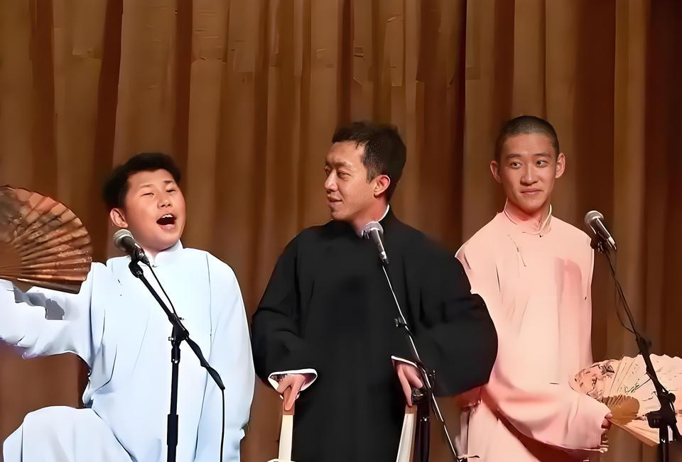 #老照片#眼前的三位小帅哥，都是当今相声界，家喻户晓的偶像派人物。他们表演功力