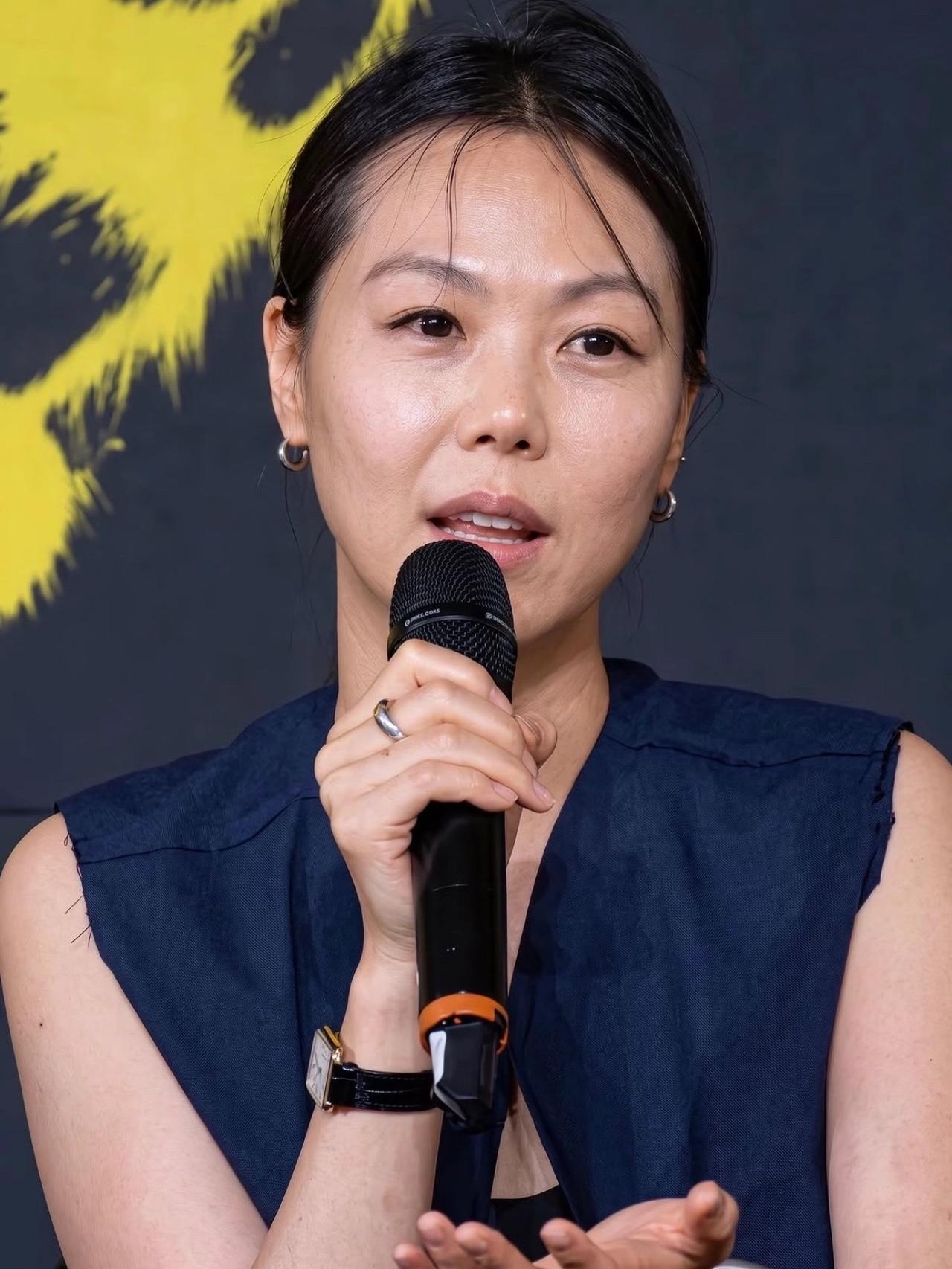女神带娃也累啊！2026年8月13日，金敏喜与导演洪常秀一同现身第79届洛迦诺