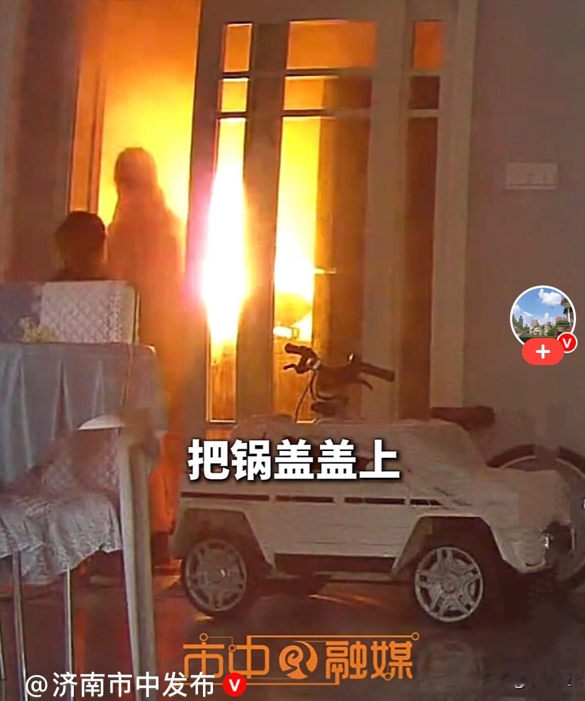 近日，湖北一小男孩和奶奶在家里，奶奶在做饭，小男孩在厅里吃上饭了，厨房里还在用火