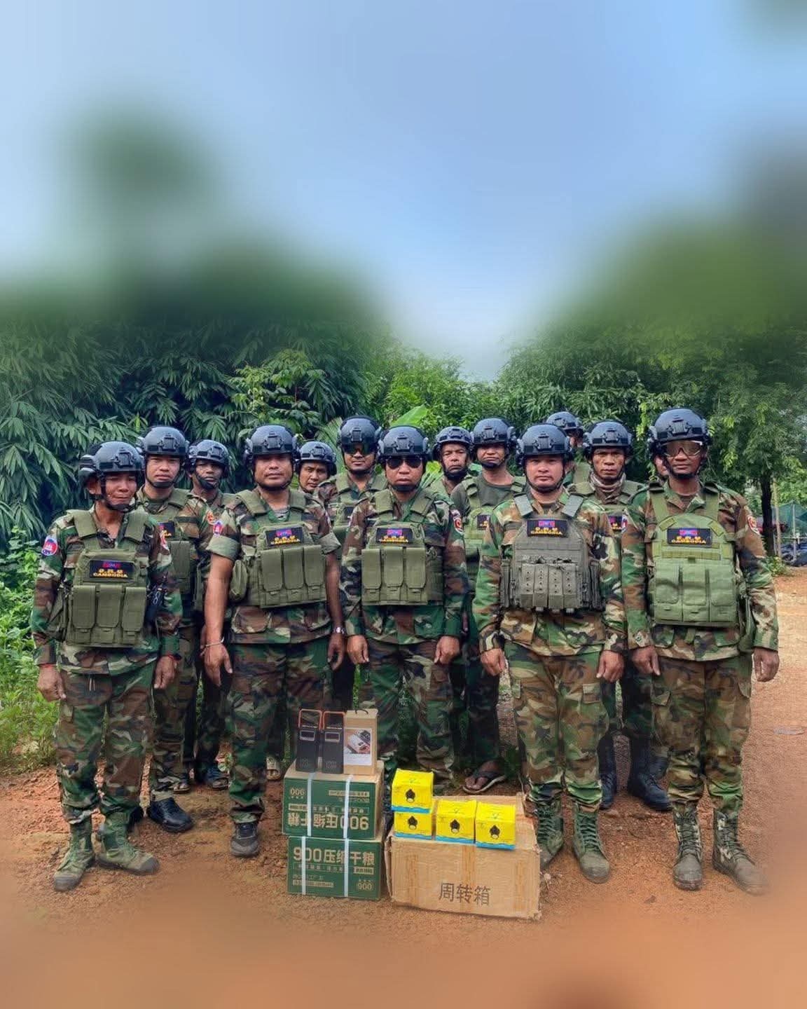 柬埔寨方面发布了照片，显示其获得了中国制的军用物资，包括移动电源（充电宝）、手电