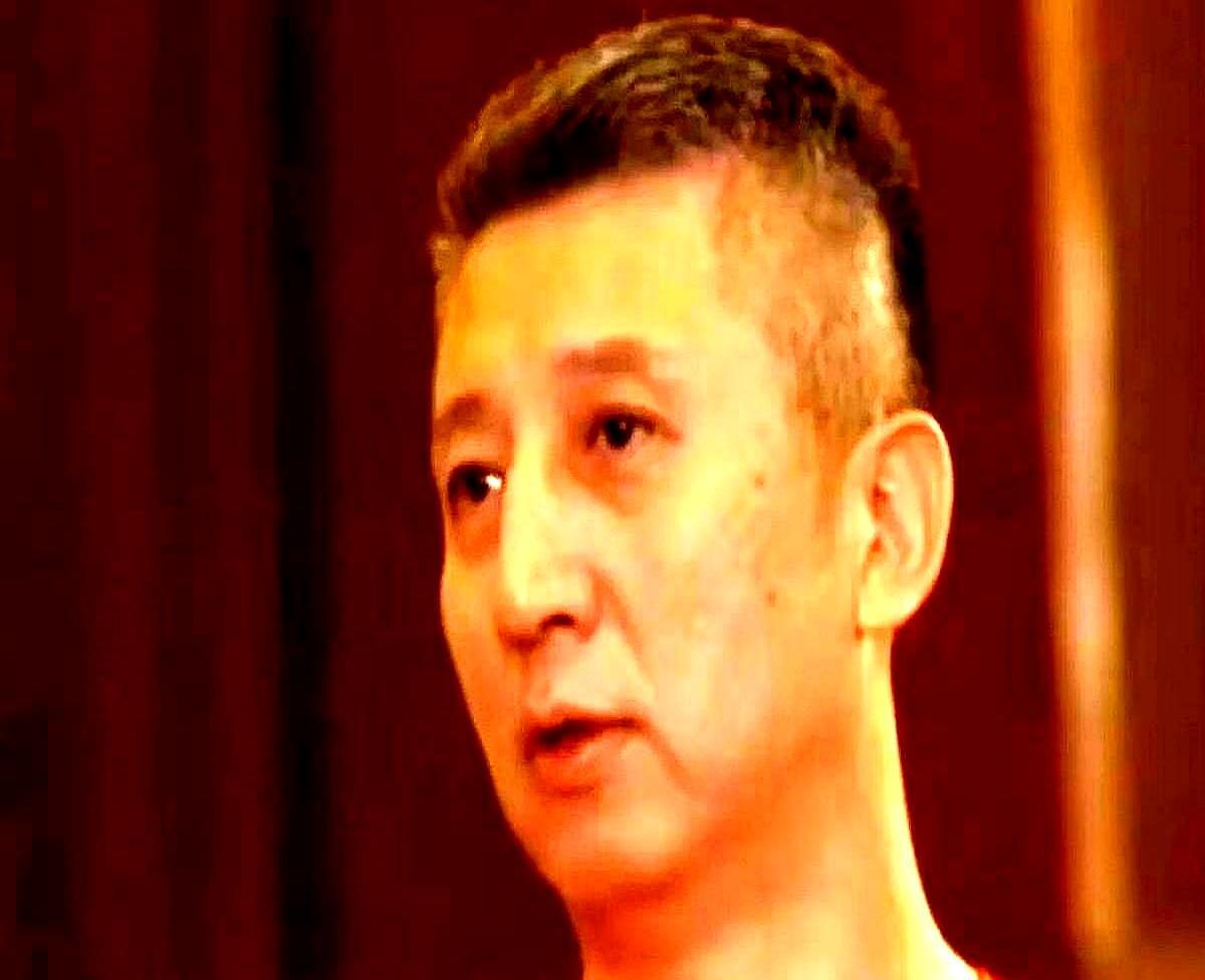 一个1米79的伤兵，当着全队的面，给一个2米的中锋上了一课。郭士强指着那个