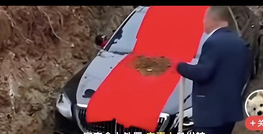 百万轿车作为陪葬，第一次听说。以前我有个亲属去世，她生前很喜欢打麻将，于是在她下