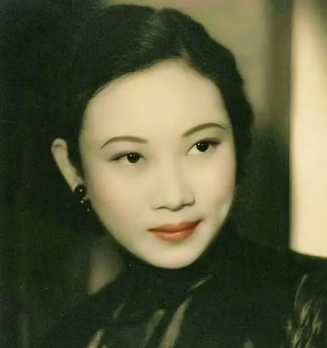 1943年，胡蝶被戴笠霸占。当时，胡蝶气喘吁吁地说：“戴笠，你占了我的身子，却得