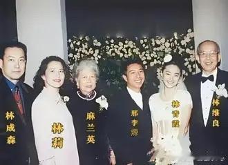 林青霞结婚时的场景，当时邢李㷧娶了她，多少男人想不通。