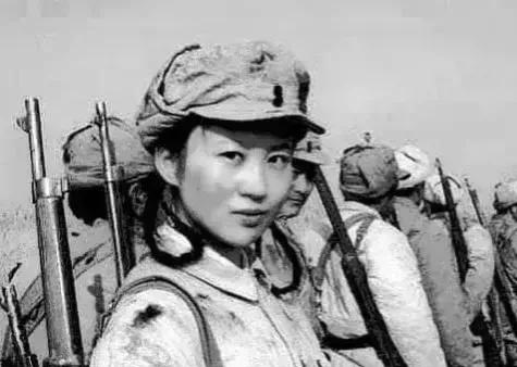 1941年，21岁的女侦察员王金英，在老乡家养病。右腿的枪伤还在渗着血，王金