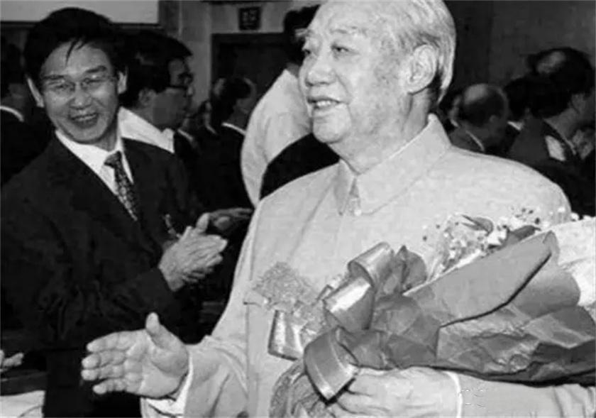 1980年，57岁的纪登奎主动辞去副总理职务。一同辞职的还有汪东兴、吴德、陈锡联