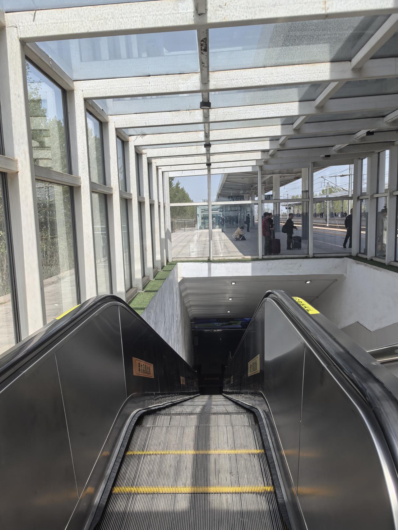 现在流行用一张图片证明自己在哪，但发图可得留个心眼。很多人微信发照片喜欢点“原图