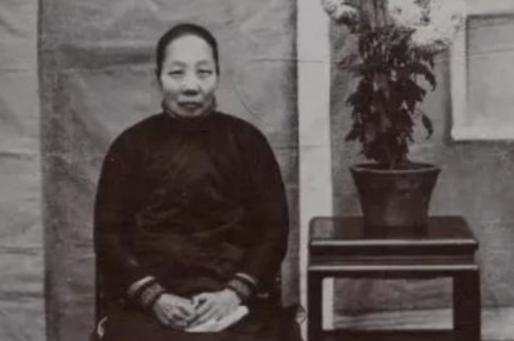 1936年，56岁的鲁迅开始大口吐血，鲁迅母亲得知后，发电报骂39岁的许广平：都