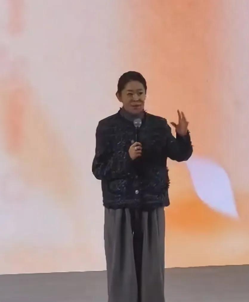 66岁的倪萍，岁月在她身上留下了痕迹。她是真不容易，儿子出生就得了眼疾，她带着儿