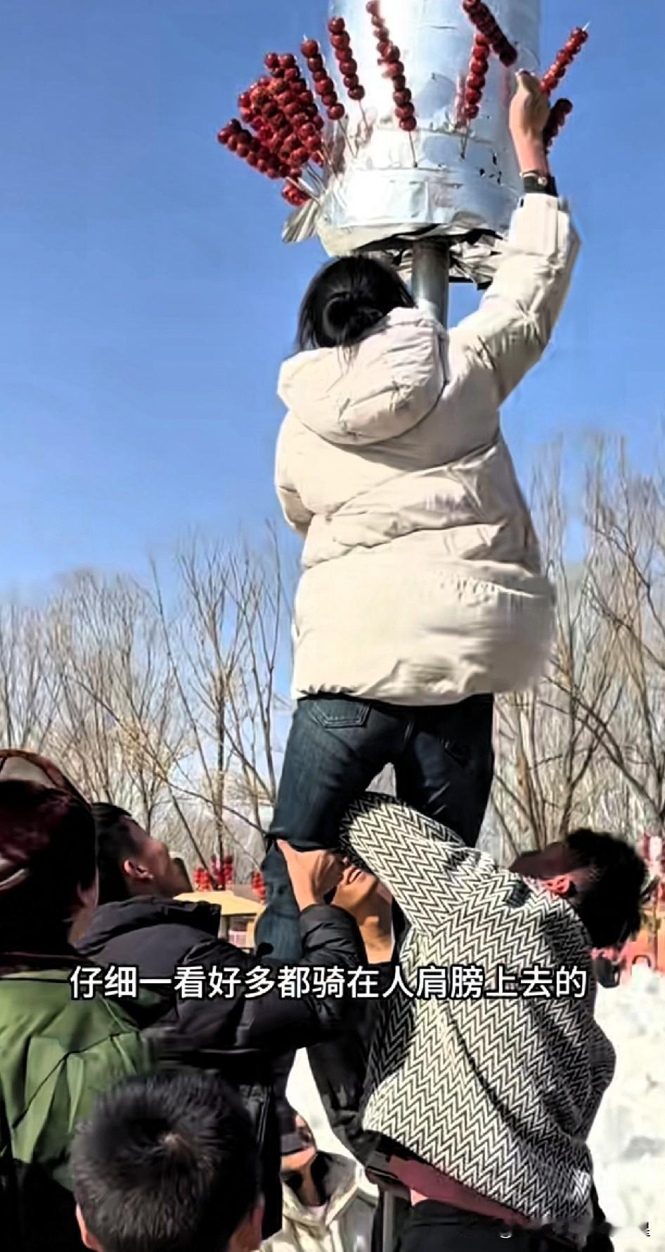 为了一串糖葫芦，这阵仗也太拼了！家人们谁懂啊！为了薅到免费糖葫芦，直接上演