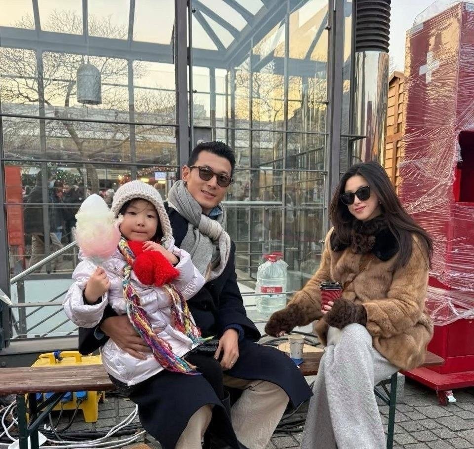 朱珠一家三口在北京逛圣诞市集，她穿着貂毛外套，打扮贵气十足！她的老公牵着女儿，长
