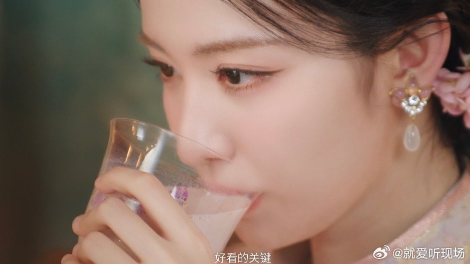 王楚然大气东方美王楚然的美，从不是刻意雕琢的锋芒，而是温润坚定的东方气韵。眉目