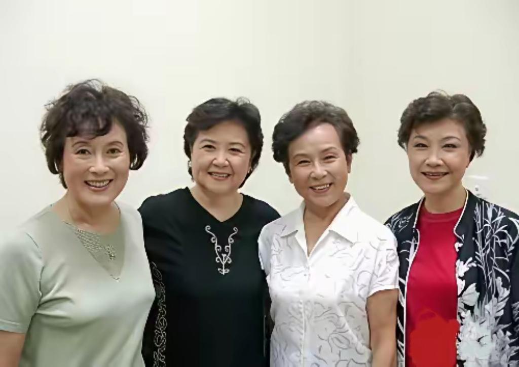 4位上影制片厂的资深演员同框：我只认出了凤眼如虹、笑容如璐的严永瑄，细眉飞扬