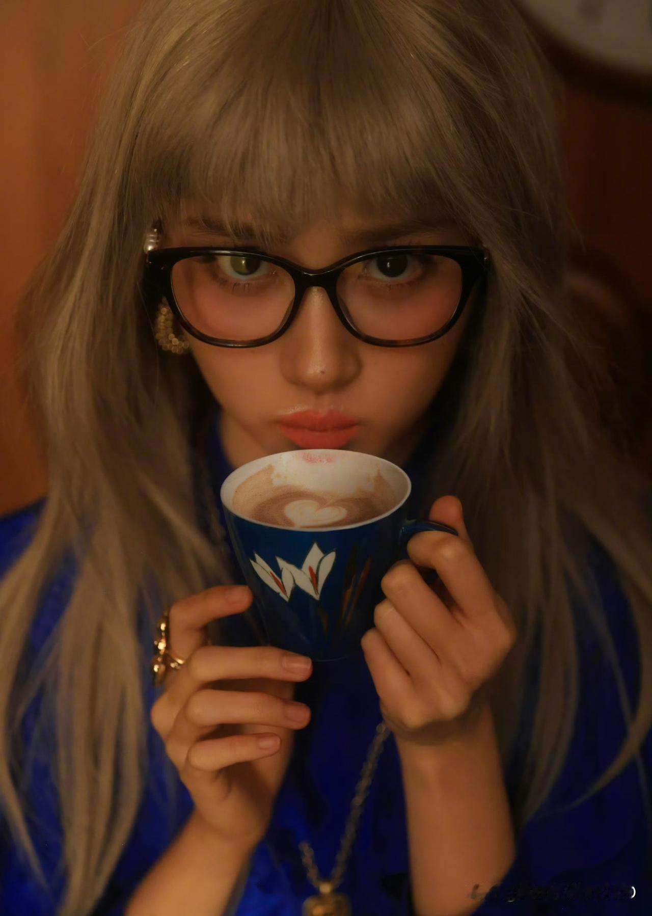 关晓彤的风格越来越多变，这个造型独特且具有艺术美感