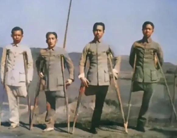 历史老照片：四个人，只有四条腿，却有八根拐杖。这样悲壮的一幕，拍摄于1939