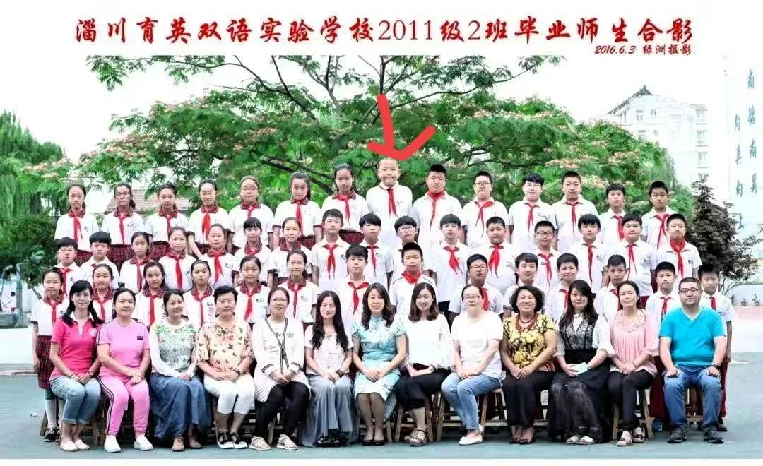 杨瀚森被nba选中后，他的小学毕业照被翻出来，照片中的小杨气宇轩昂，站在C位，注