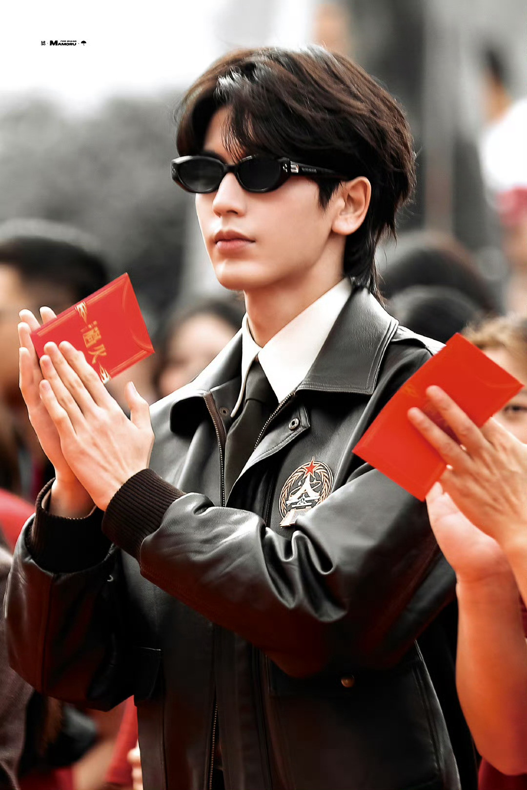张凌赫上香神图再现这次带着《这一秒过火》重磅回归开机现场，上香姿势又苏又欲，谁